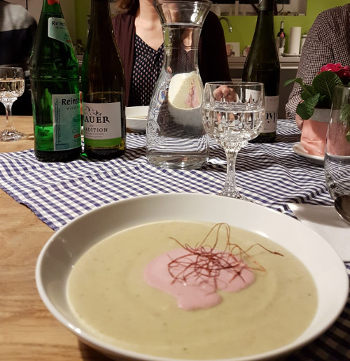 Topinambursuppe mit Brombeerschaum
